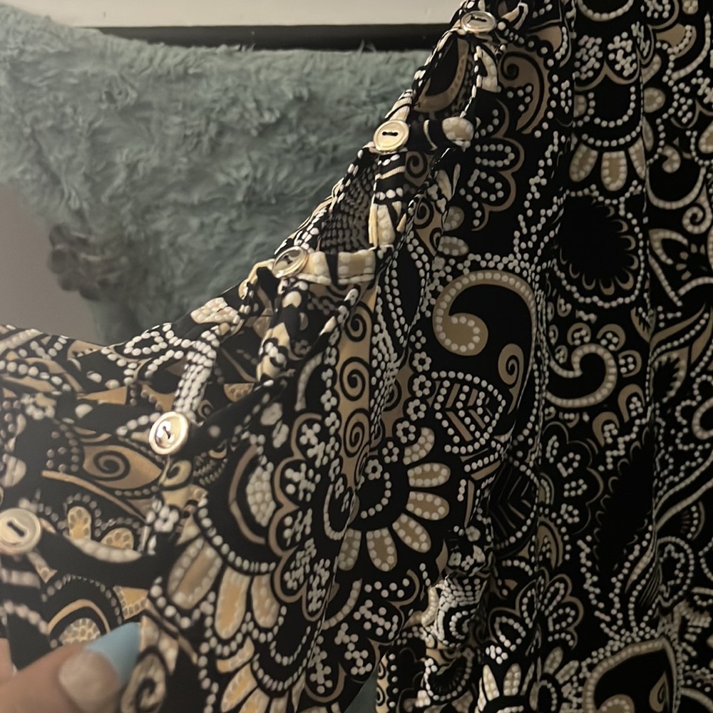 Woman’s blouse - Picture 2 of 3